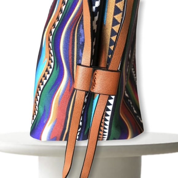 ONE LEFT! Gorgeous Vibrant Spacious Aztec Print Zippered Tote - Picture 5 of 13